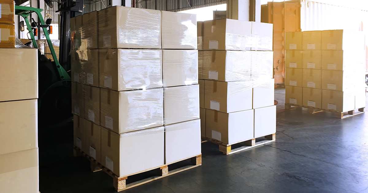 Schéma illustrant le fonctionnement d’un prestataire 3PL dans la gestion logistique e-commerce : stockage, préparation de commandes et expédition.